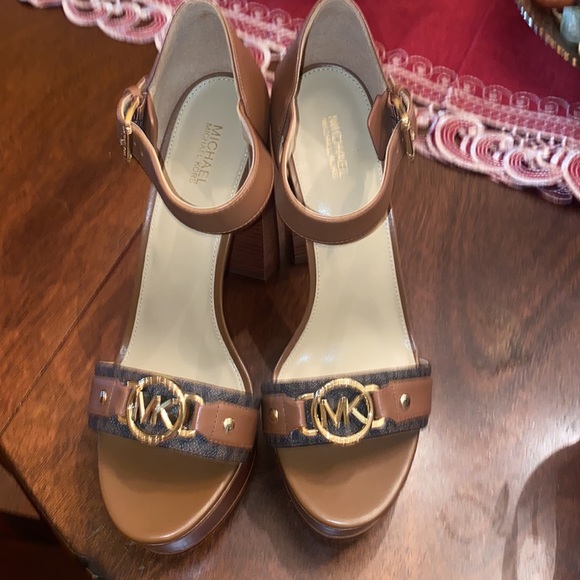 Michael Kors Rory Platform Sandals Size 9.5 Brown or White (no lid on box) - Picture 2 of 13